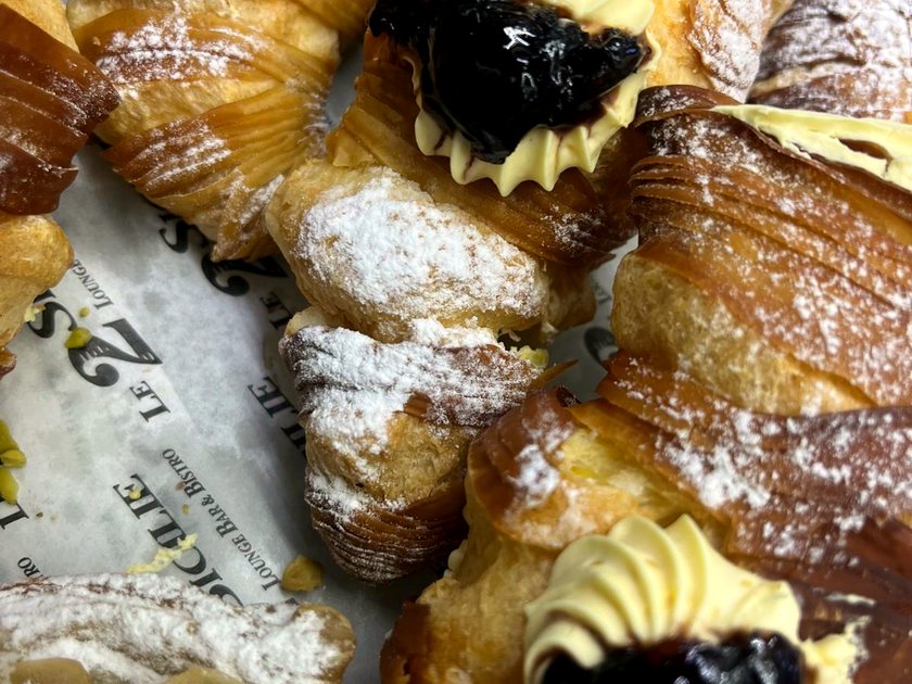 Sfogliatelle and cream-filled pastries on Le 2 Sicilie branded paper